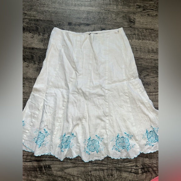 Ann Taylor Embroidered White Skirt with Blue Accents Sz 8 - Picture 1 of 4